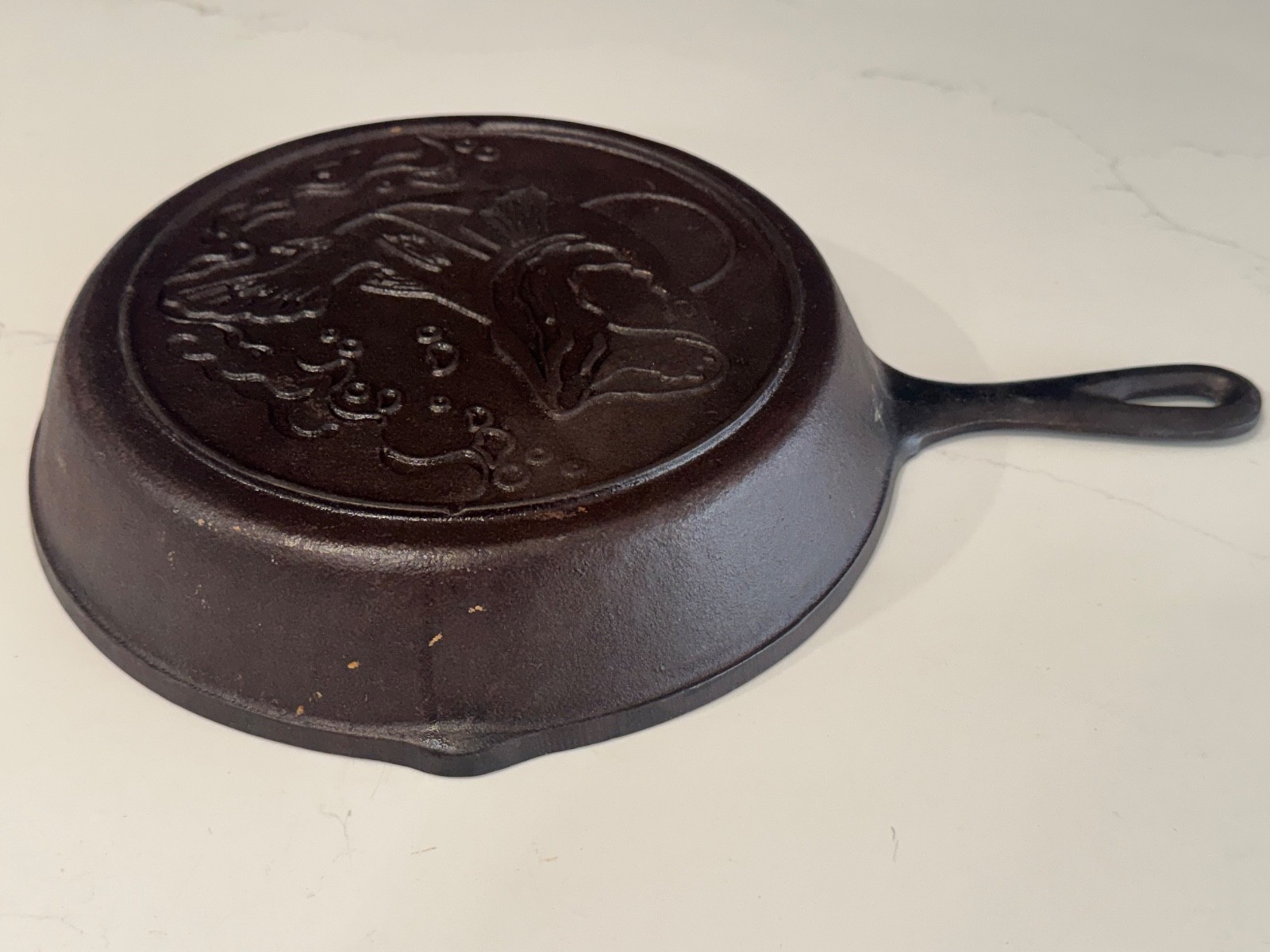 LODGE 10″ CAST IRON SKILLET OUTDOOR WILDLIFE SERIES BASS