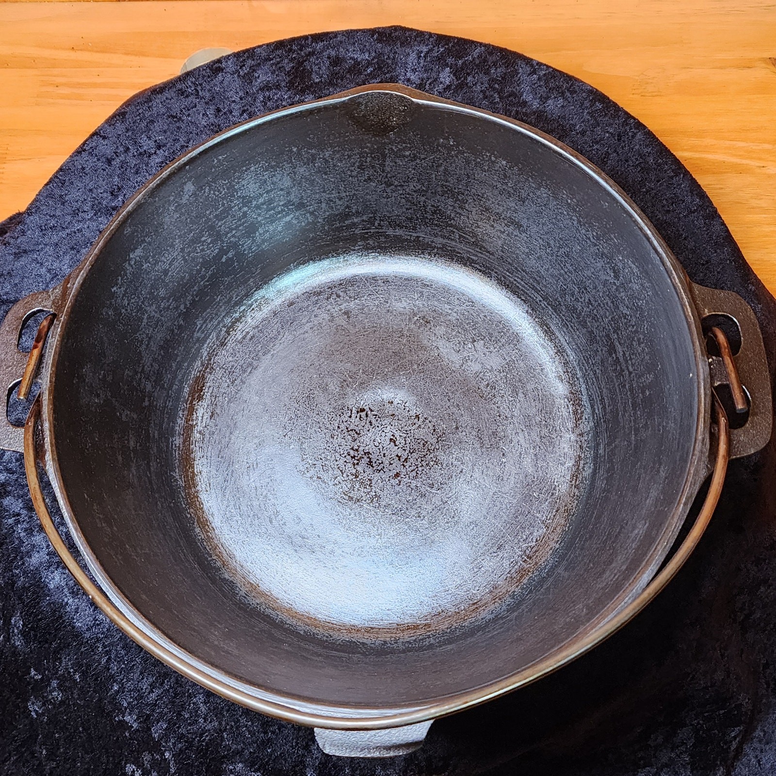 Birmingham #8 Stove and Range Co. Dutch Oven with Bail Handle & Cover