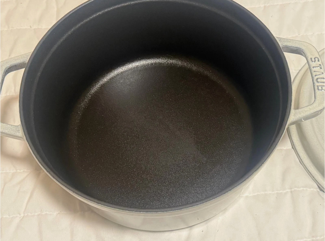 Staub Cast Iron 4 qt, Round, Dutch Oven, White Truffle.