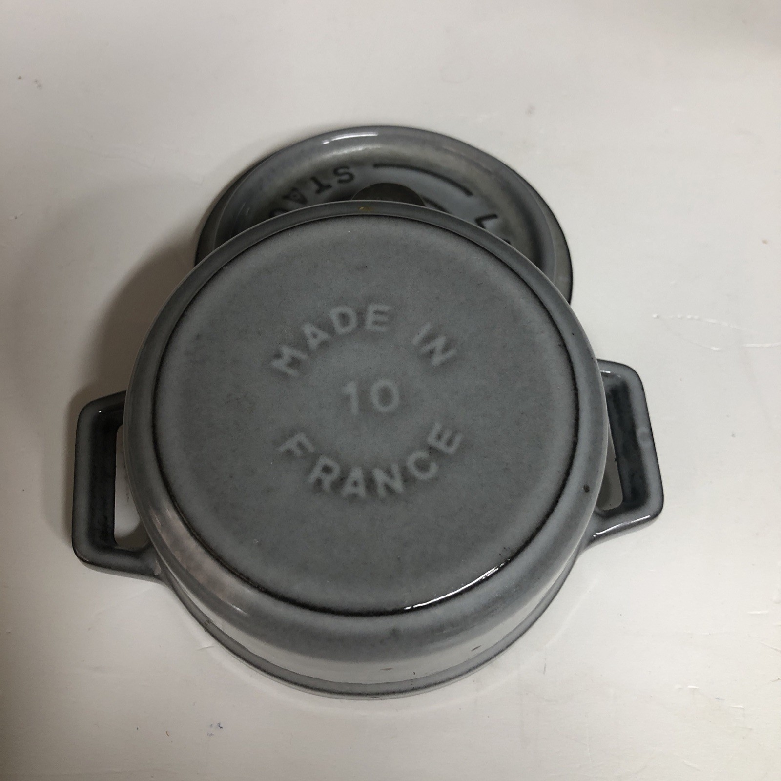 Cast Iron .25-Qt Mini round Cocotte lid Graphite Grey Made in France dutch oven