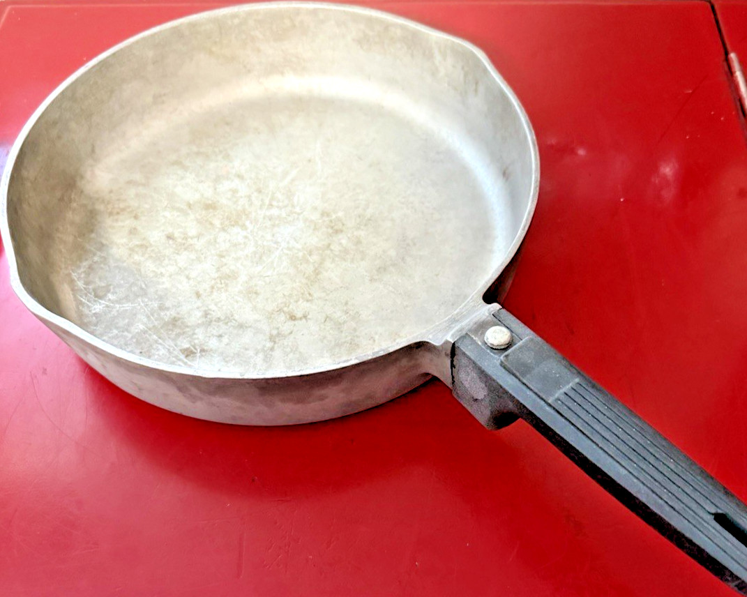 MAGNALITE PAN / SKILLET 9 3/4 INCH CAST ALUMINUM – NICE