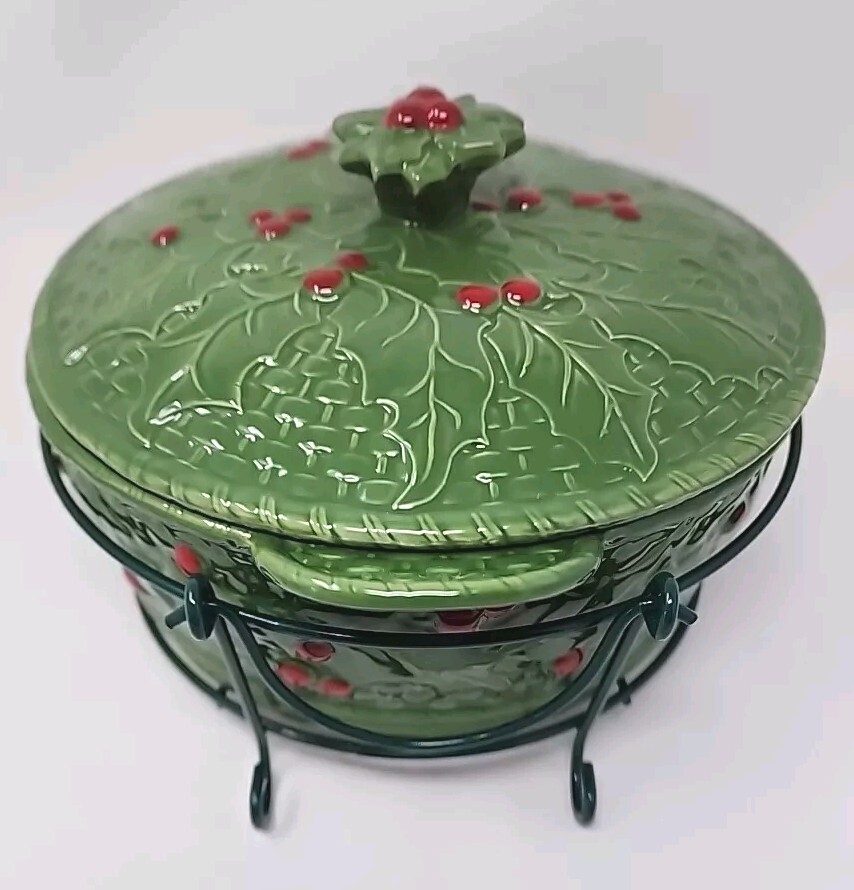 Temp-Tations Ovenware Green Holly Berry 2 QT Round Casserole dish w/Lid & Rack