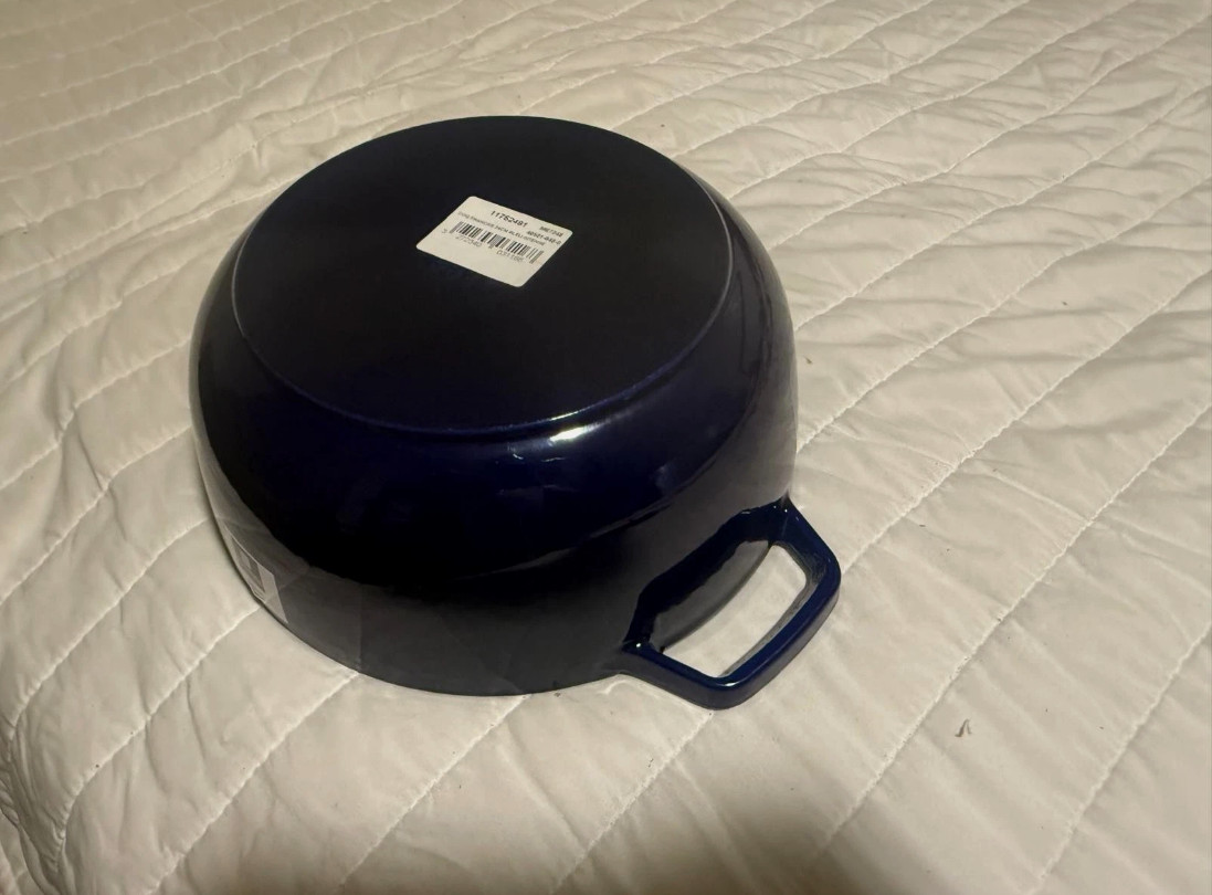 Staub 3.75qt Essential French Oven with Lilly Lid, LA Marmite. Dark Blue
