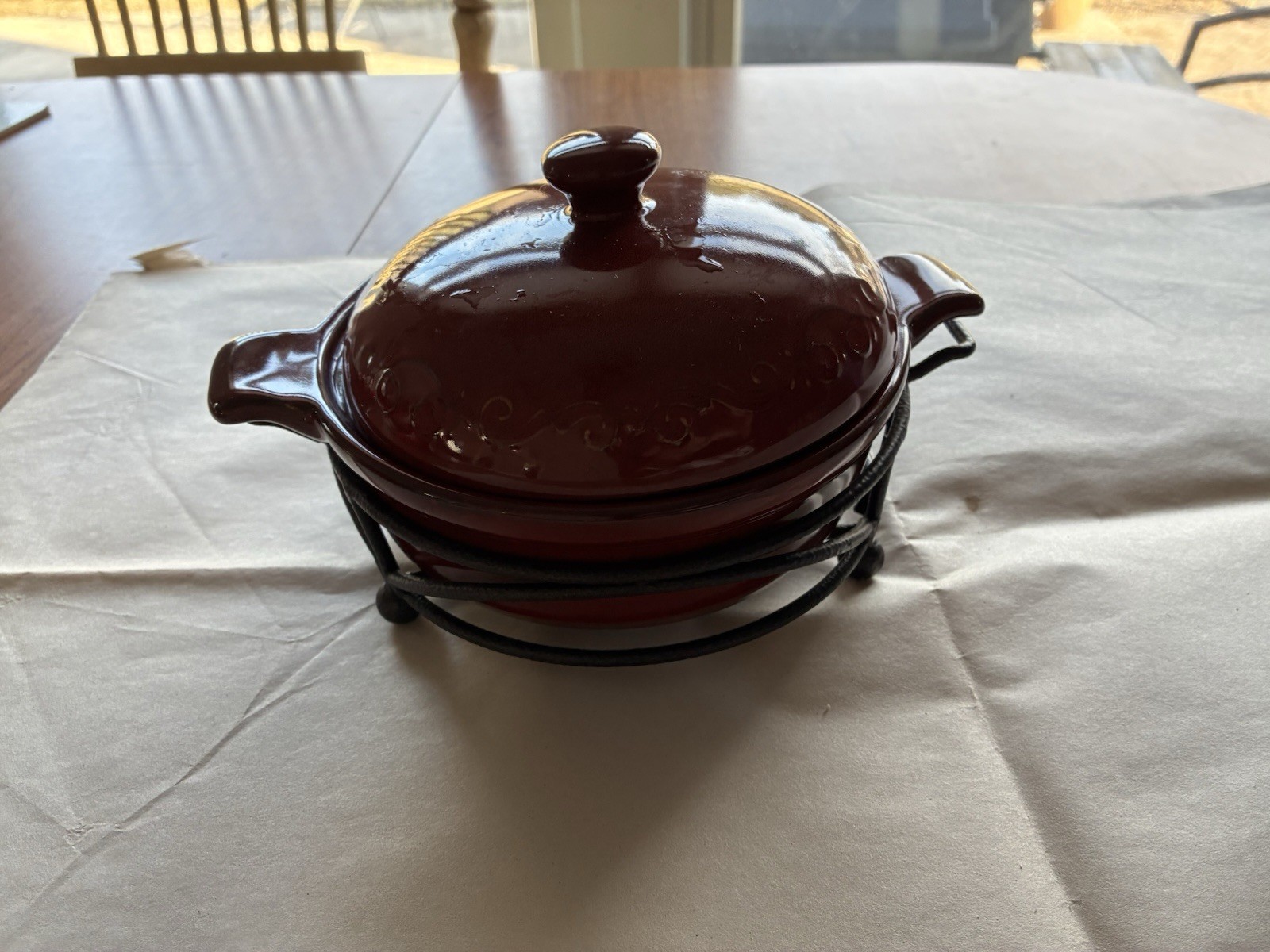 Tastefully Simple Red Ceramic Round Casserole Dish with Lid & Metal Stand Set