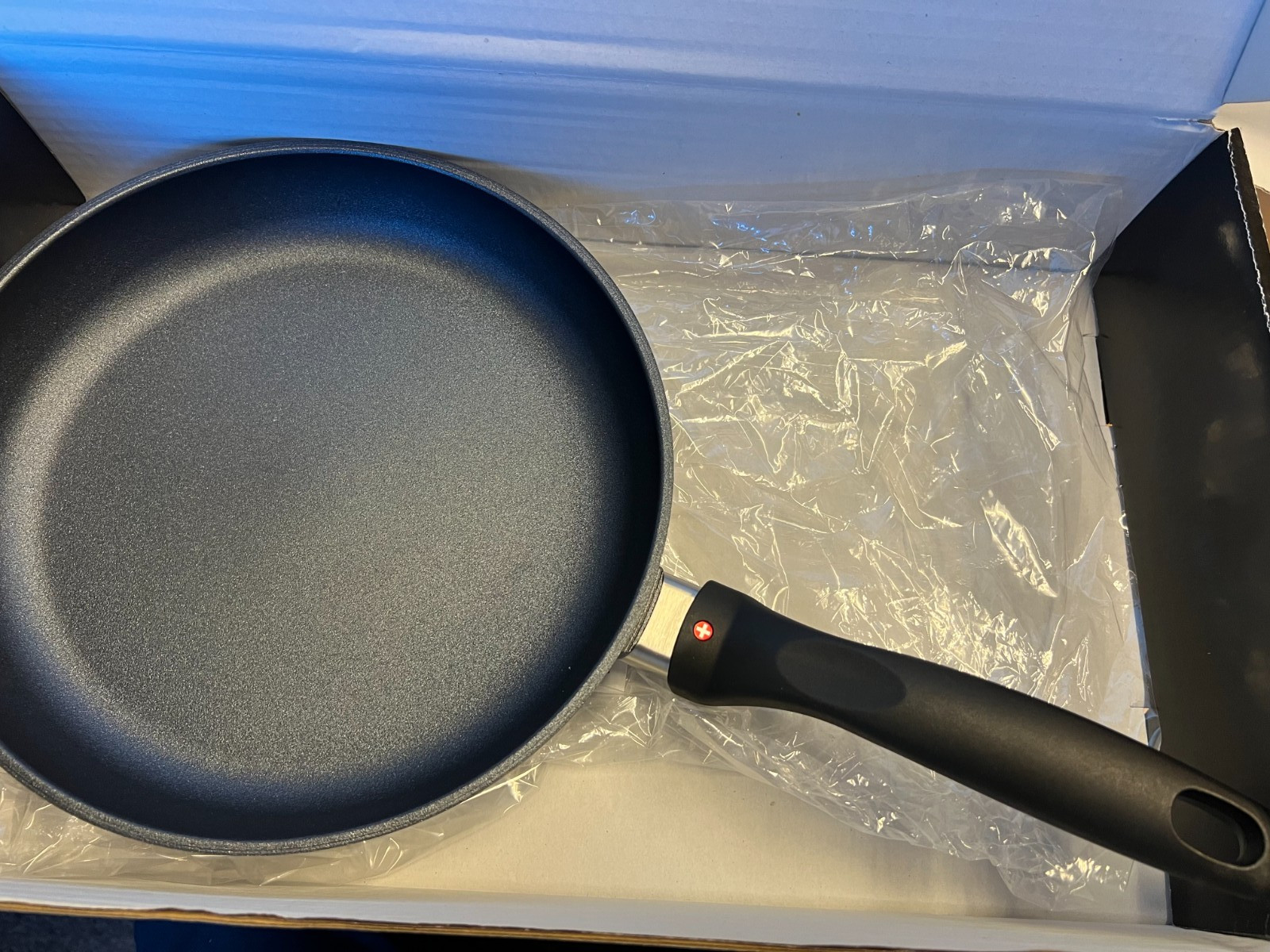 Swiss Diamond – 9.5″ Induction Fry Pan w/Glass Lid 6424ic in retail box