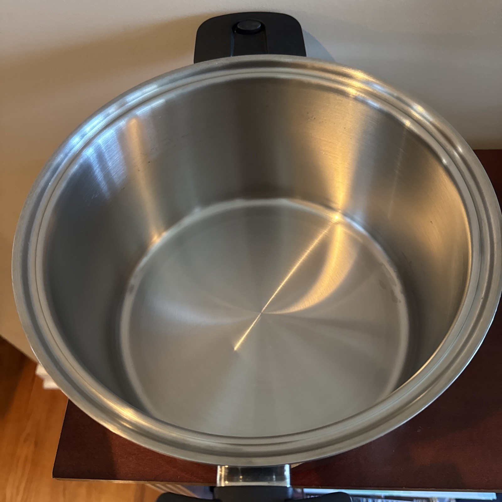 NutraEase 8 Qt Titanium Dutch Oven W/ Lid & Handles Pan Magnet Trivet & Cookbook