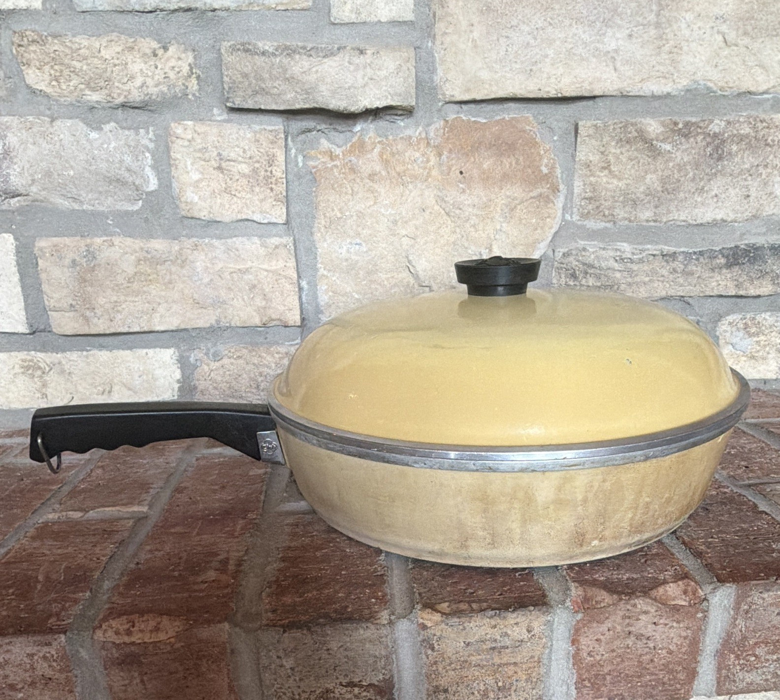 Club Aluminum Non-Stick 11in Round Frying Pan Skillet w/ Lid Yellow