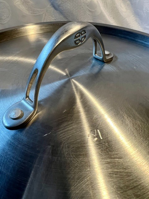 Calphalon 8.5 qt. Hard Anodized Dutch oven #87881/2 with stainless steel lid