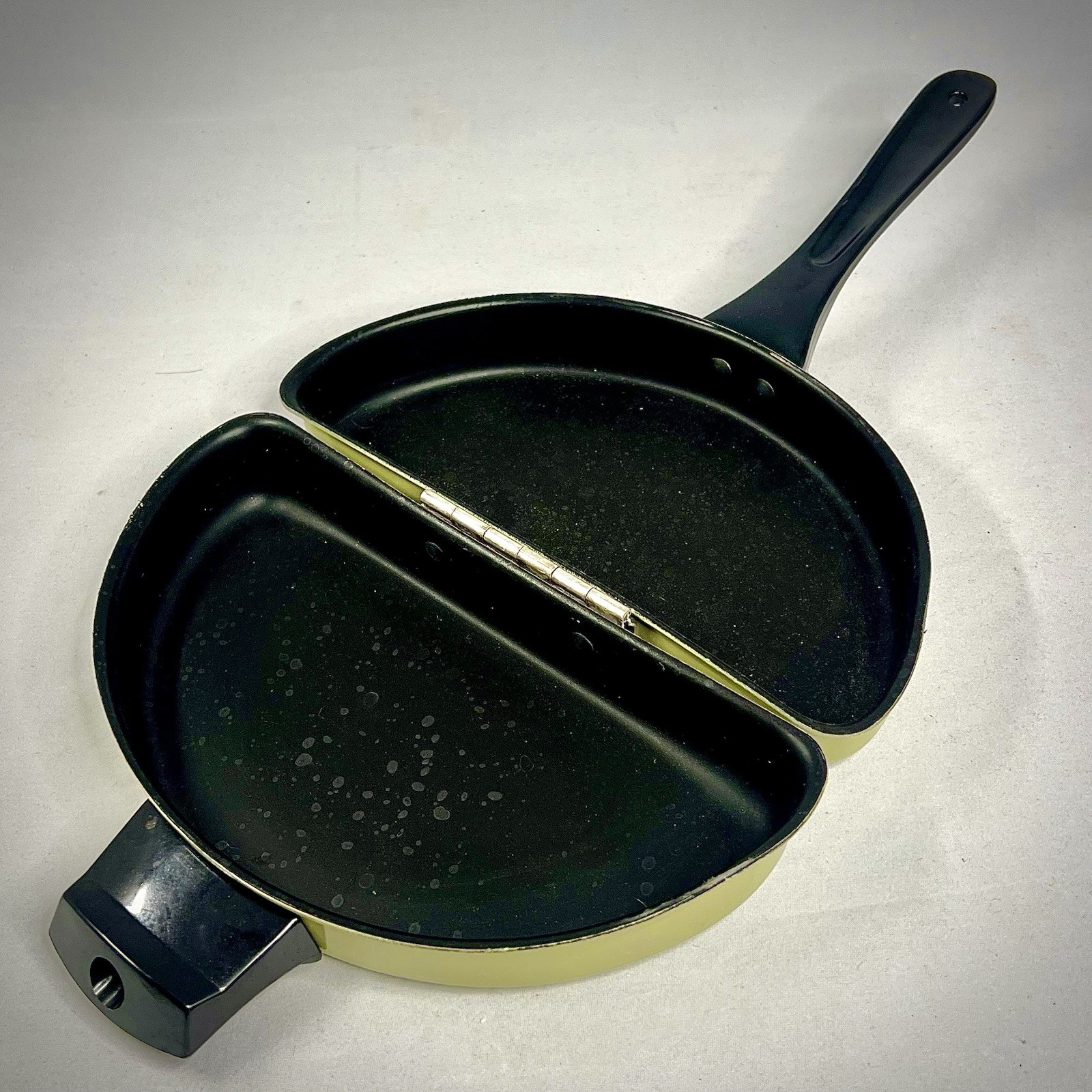Vintage Hinged Double Omelet Pan, Non-Stick 2-Piece w/ Recipe, Yellow/Green