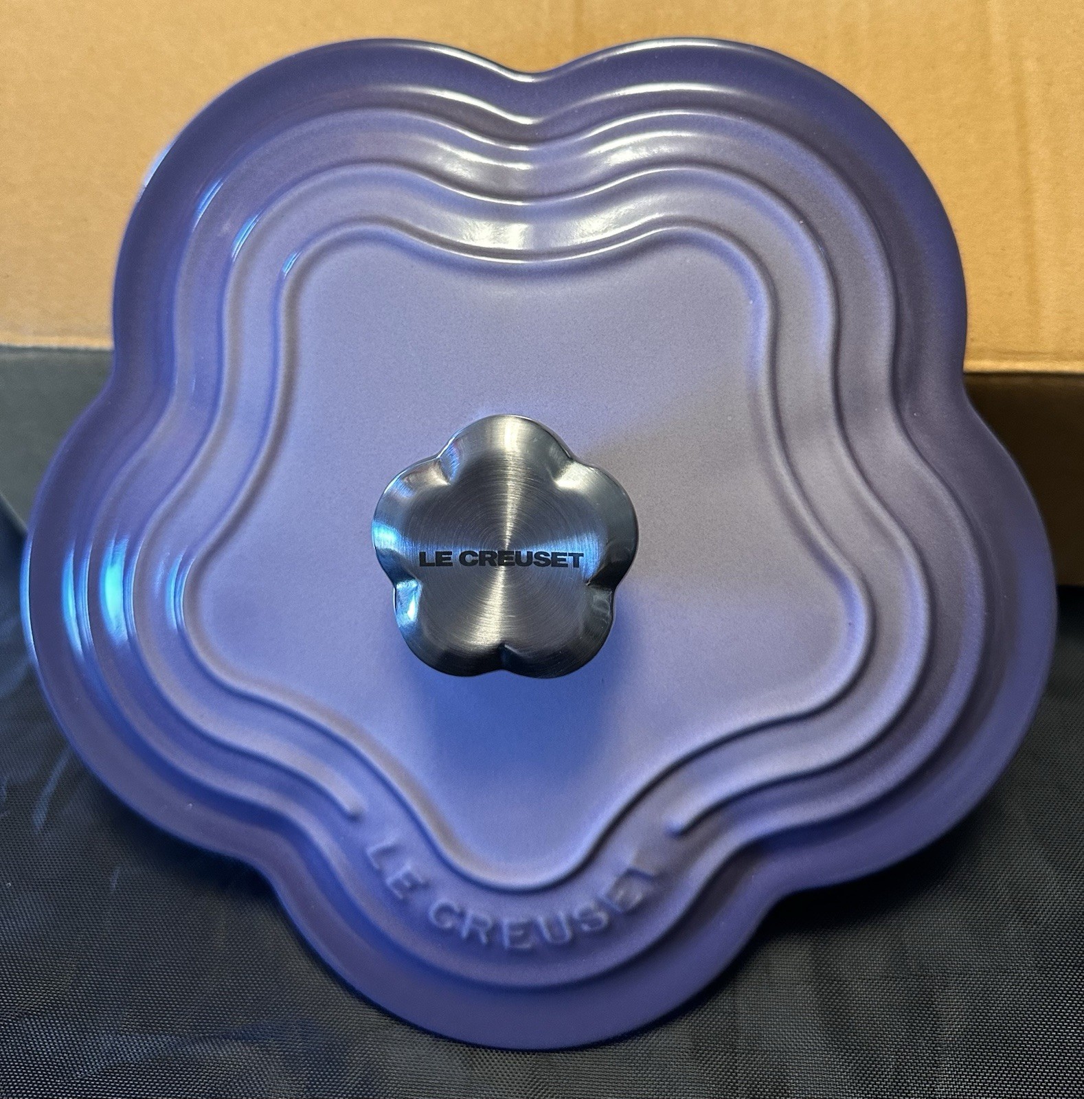 Le Creuset Flower Cast Iron Cocotte 2.25 Qt. Blue Bell Purple w/Flower Knob. NIB