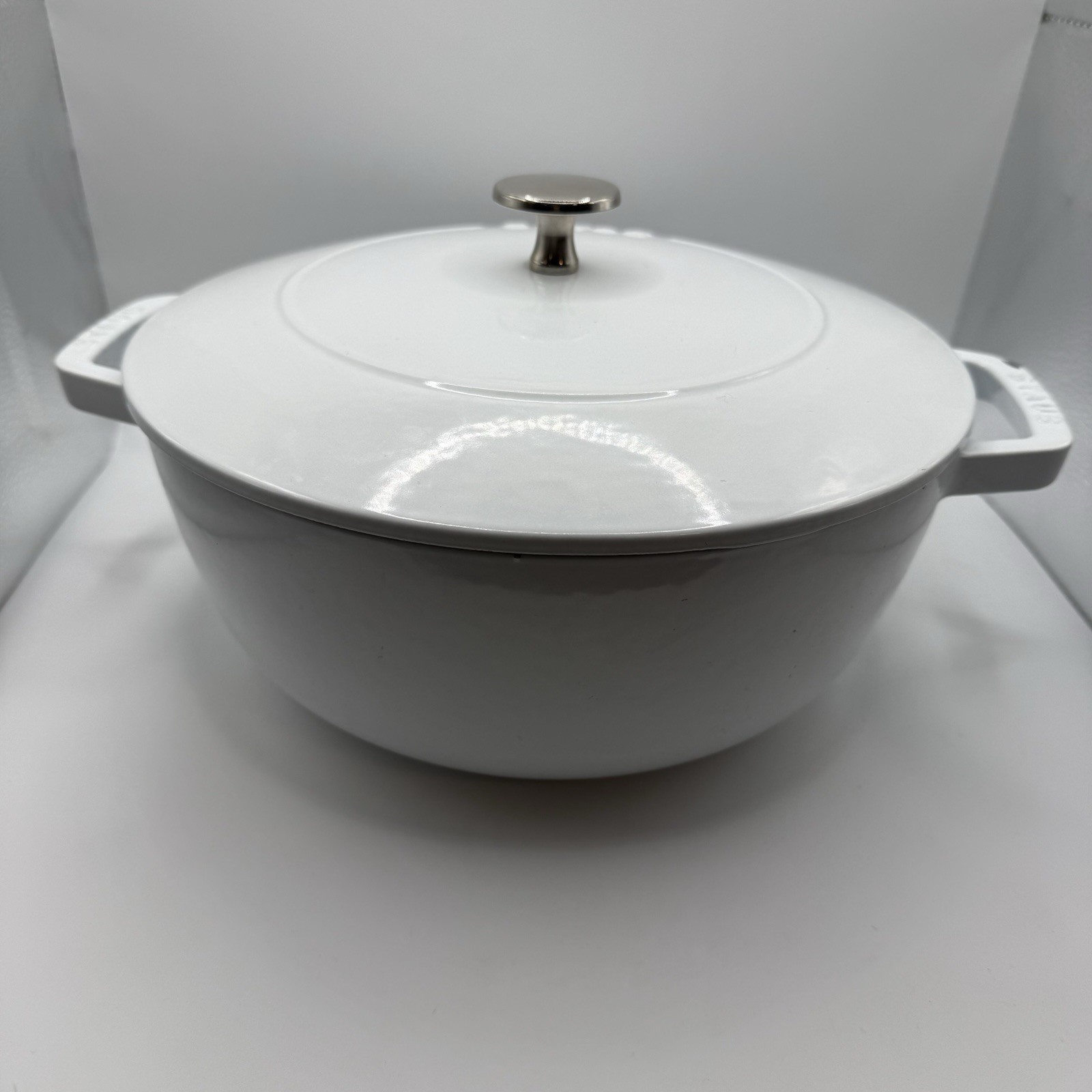 Staub 24cm Round Cocotte White Enameled Cast Iron Dutch Oven w Lid France