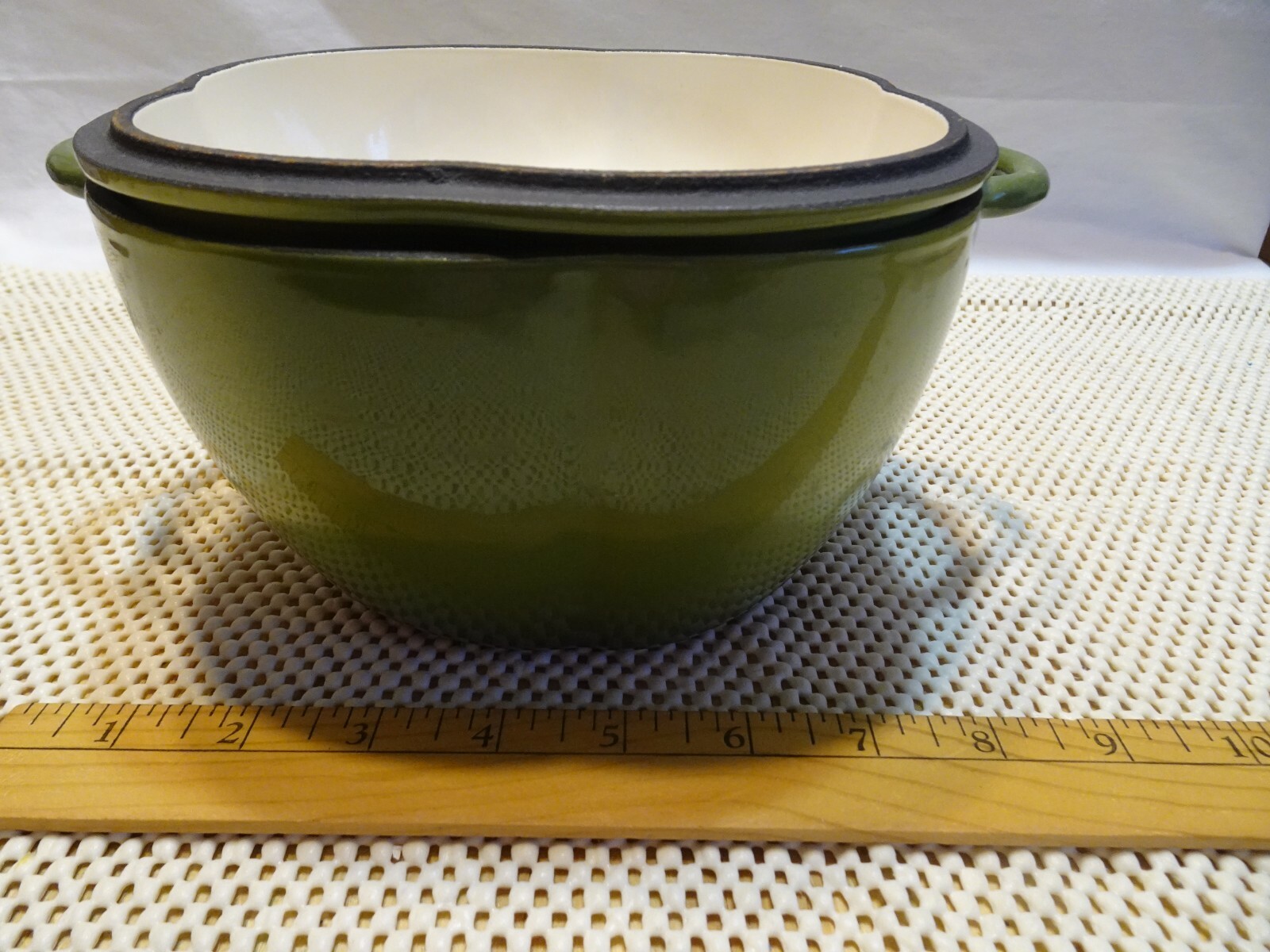 TECHNIQUE Green Bell Pepper Enameled Cast Iron Dutch Oven Pot Casserole Dish EUC