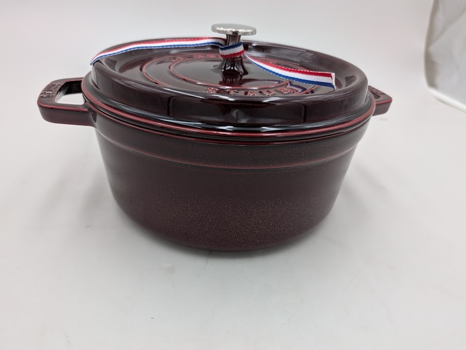Staub Cast Iron Round 24cm, 3.7L, 3.9 Qt Cocotte Dutch Oven Color Grenadine