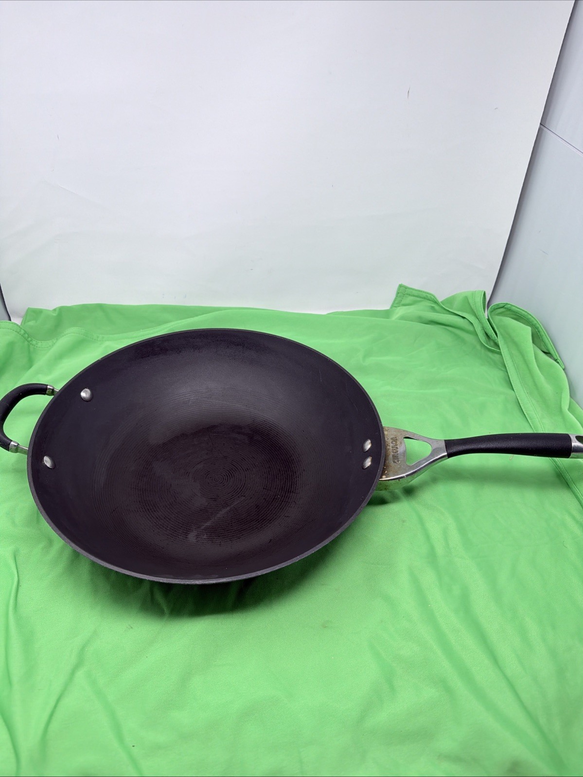 Circulon Radiance 14″ Nonstick Hard Anodized Frying Pan with Helper Handle Gray