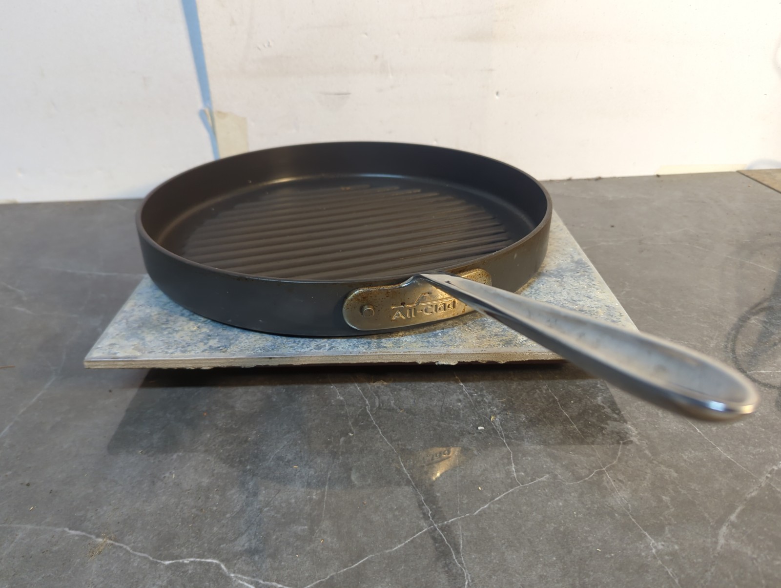All-Clad Stainless Handle Non-Stick 12″ Round Grill Anodized Aluminum Excellent