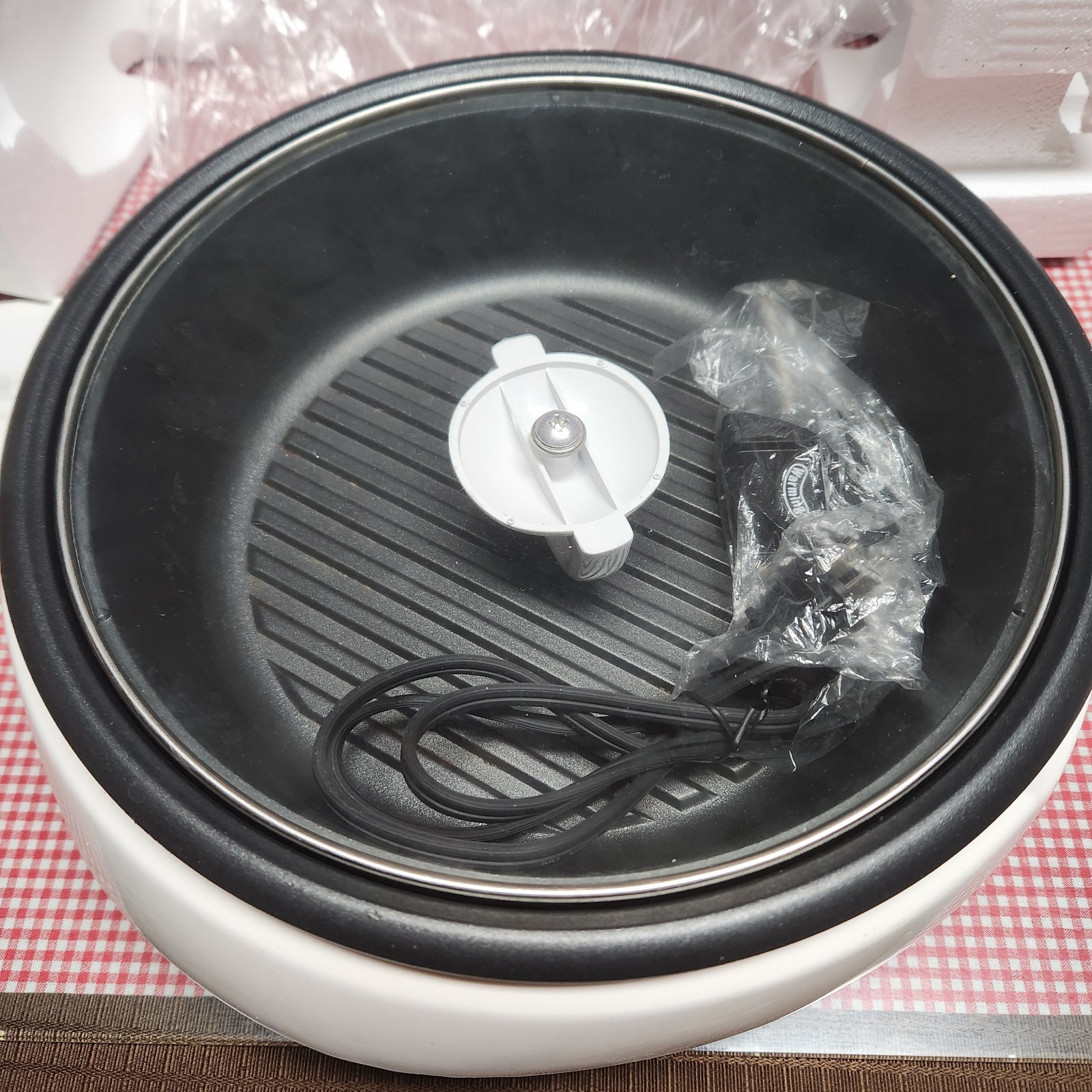Aroma ASP-137 3-Quart Super Pot (3 in 1 : Grill, Slow Cook, Steam) Black & White