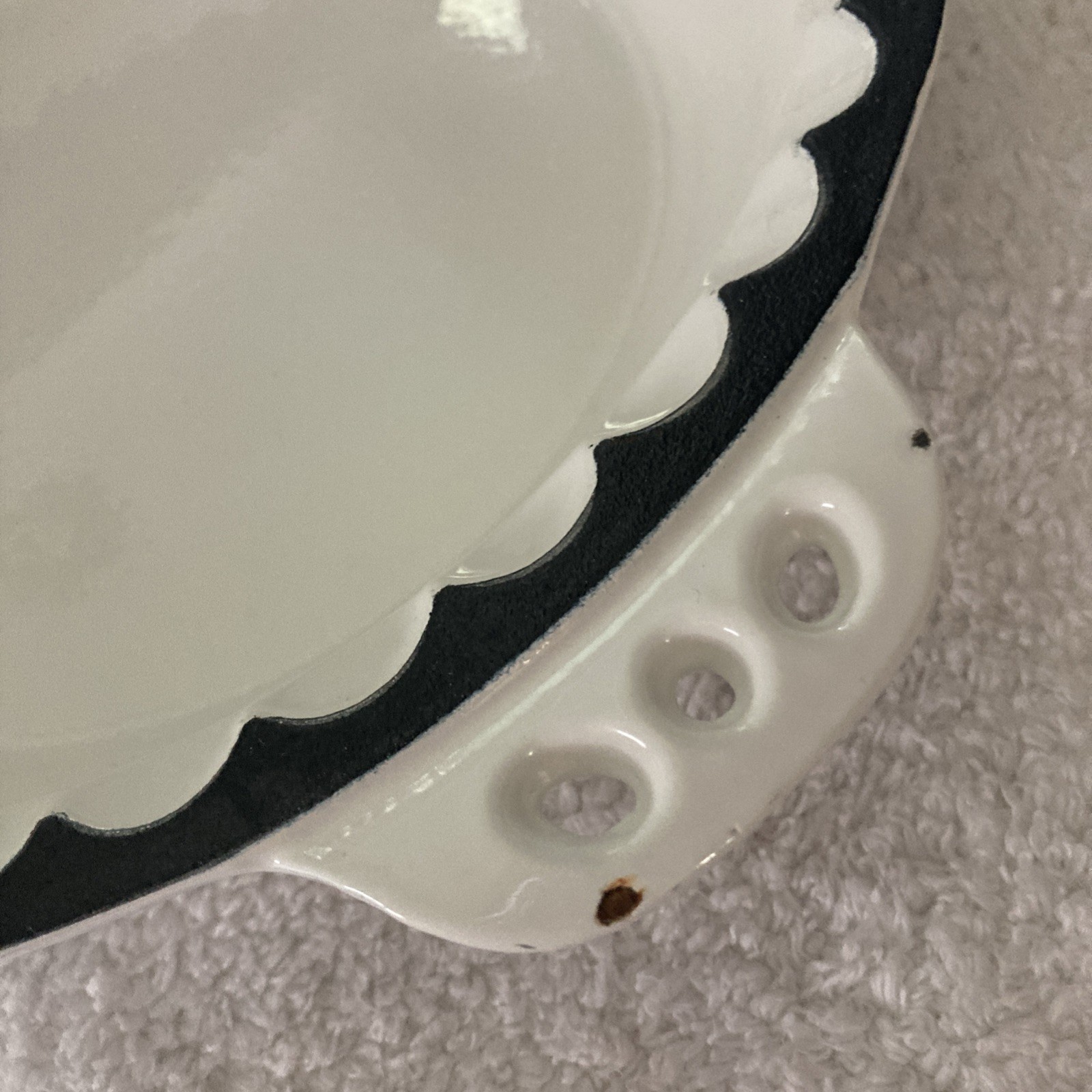 IH White Round Enameled Cast Iron Double Handled White Pie Pan