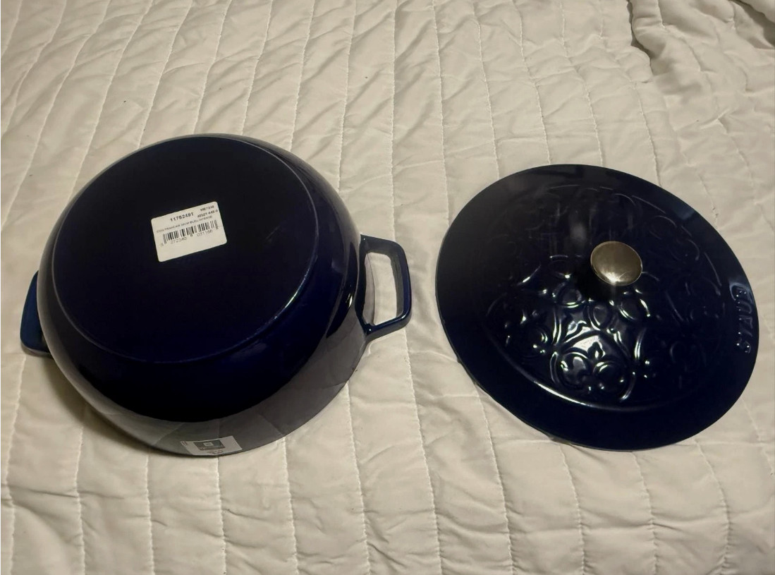 Staub 3.75qt Essential French Oven with Lilly Lid, LA Marmite. Dark Blue