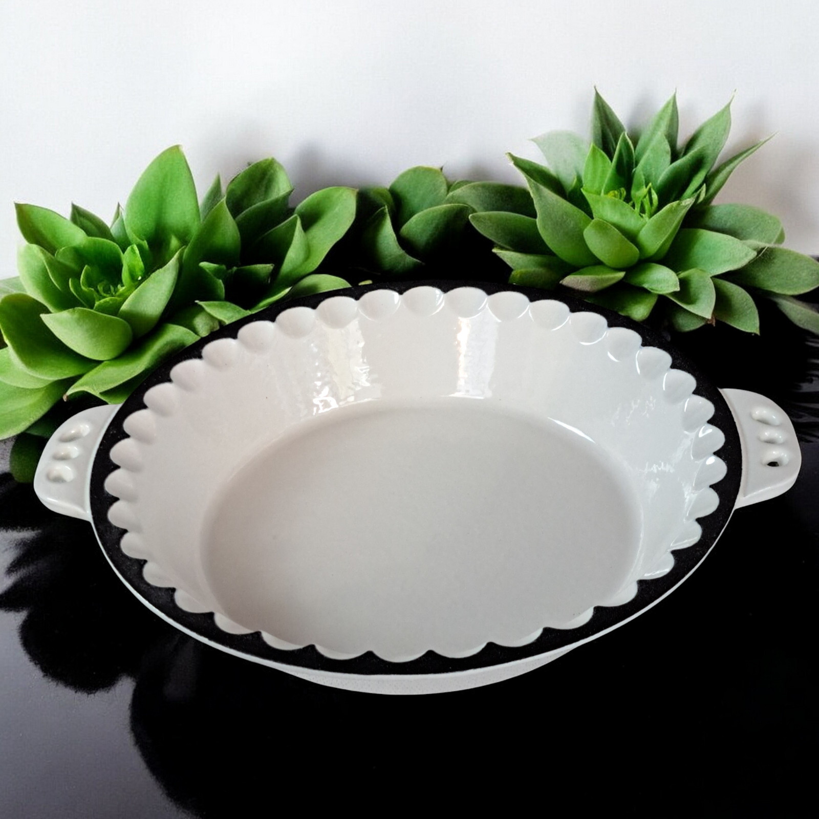 IH White Round Enameled Cast Iron Double Handled White Pie Pan
