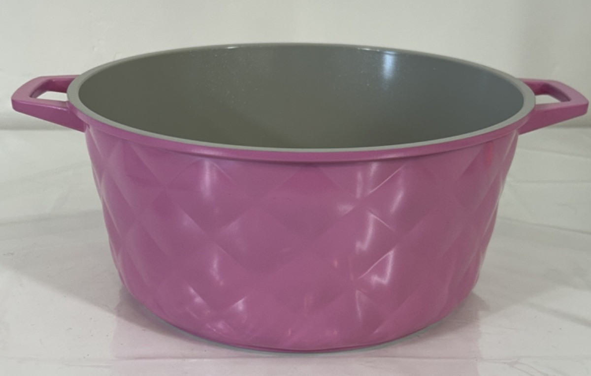 NEW Paris Hilton 4.6 Quart Cast Aluminum Dutch Oven Pink Quilted Kitchen B59