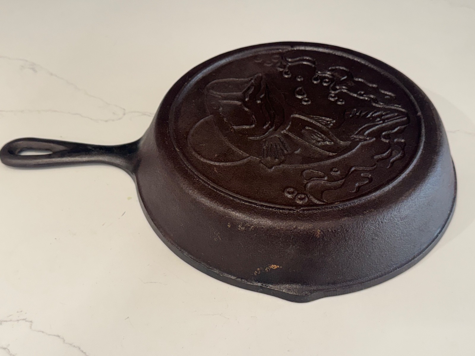LODGE 10″ CAST IRON SKILLET OUTDOOR WILDLIFE SERIES BASS