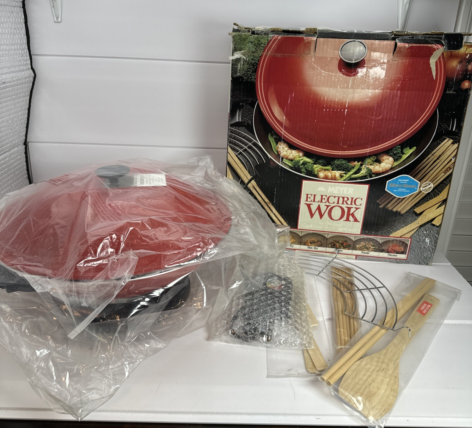 VTG Meyer Electric 14″ Wok 1100W Red NonStick with Lid, Accessories New Open Box