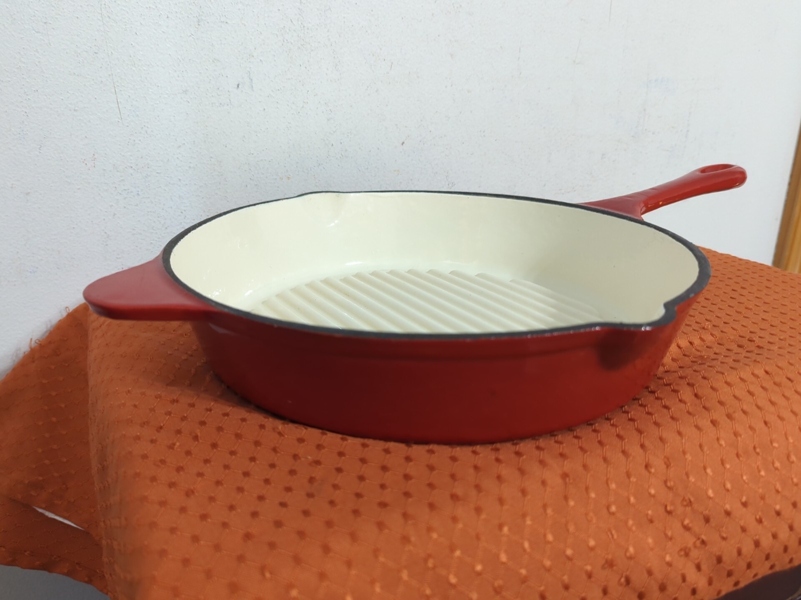 Double Spouted Enameled Cast Iron Round Grill Skillet 11.5″ Red White Unbranded