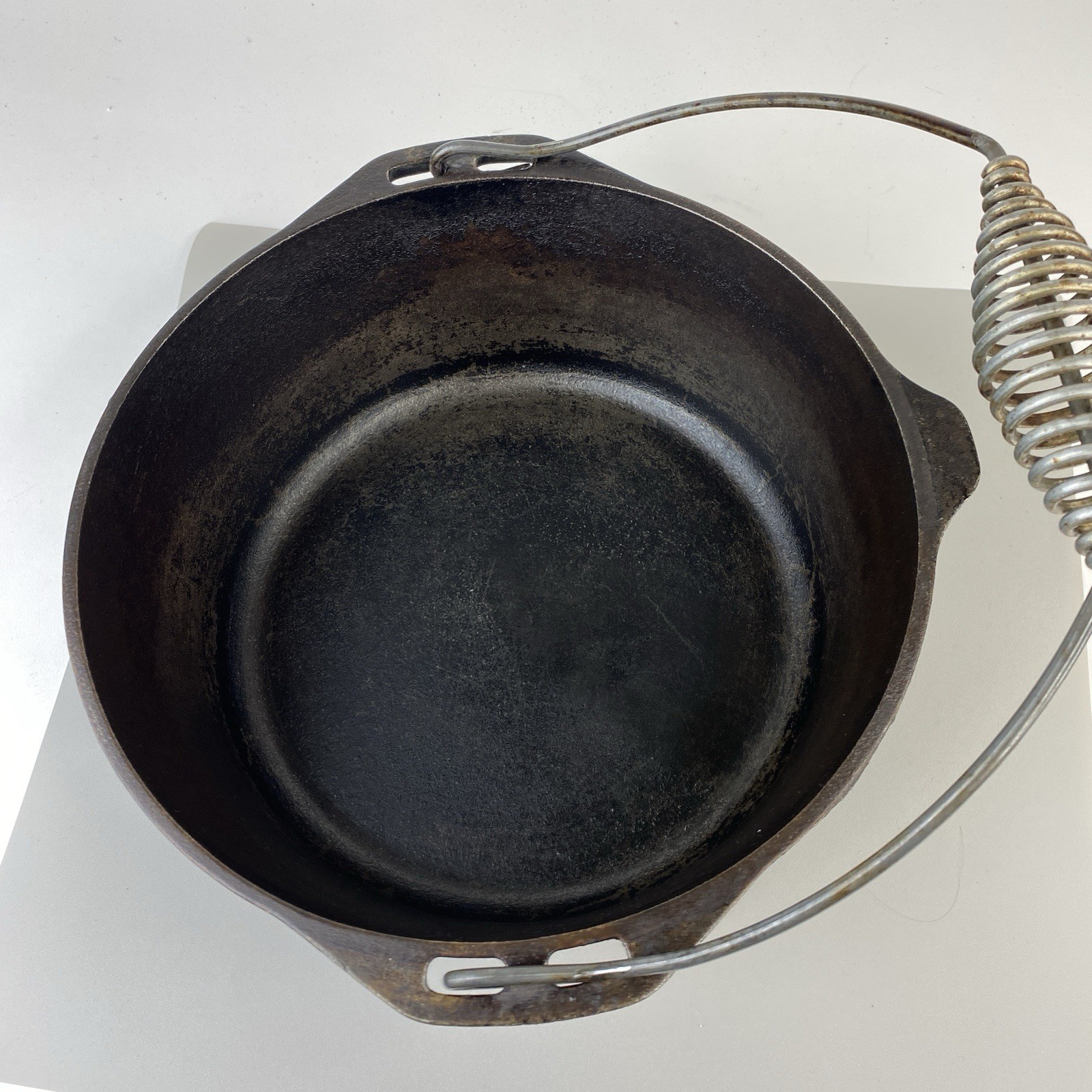 Lodge USA 8DO Cast Iron 8 Quart Camp Dutch Oven with Lid & Bail Handle 10.25″