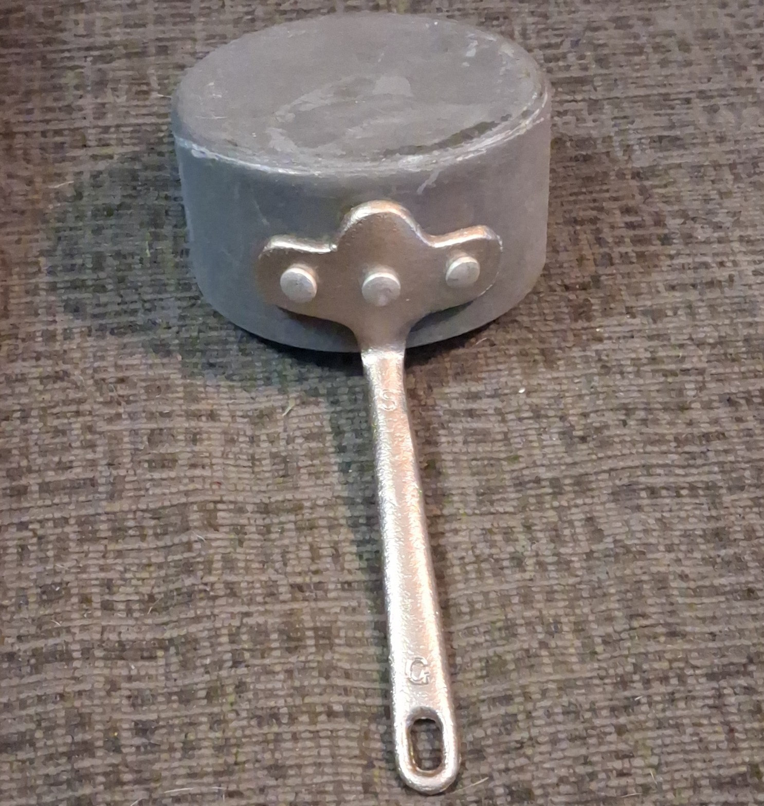 Gray Non-Stick Aluminum Saucepan Long Handle Round 1 Qt Gas/Electric